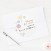 Sticker Rond baby shower dans le four (Enveloppe)