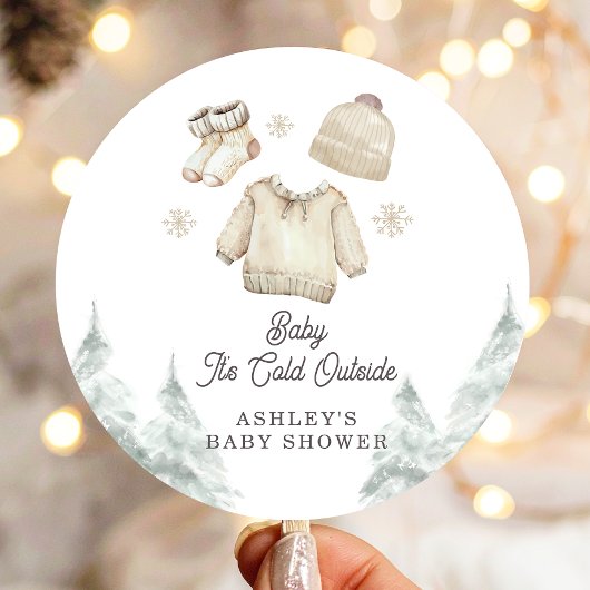 Sticker Rond Baby shower d'hiver Il fait froid à l'extérieur de