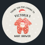 Sticker Rond Baby shower d'hiver père Noël Baby Christmas<br><div class="desc">Stickers de Baby shower moderne et mignon "Père Noël Baby". Super Hygge Scandinave avec une adorable tenue d'hiver du Père Noël et casquette avec un arrière - plan de flocon de neige. Modèle de couleur neutre pour un garçon ou une fille d'être avec des accents rouges.</div>