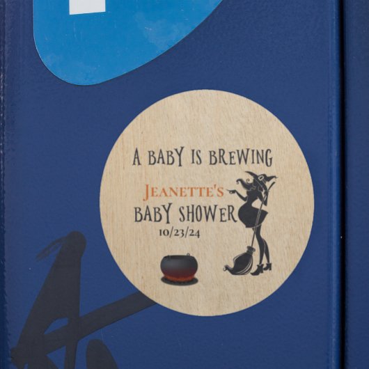 Sticker Rond Baby shower Halloween Baby Brewing Witch