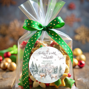 Sticker Rond Baby son froid à l'extérieur de la forêt boisée