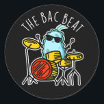 Sticker Rond Bac Beat Funny Drummer Bacteria Pun Dark BG<br><div class="desc">Le Bac Beat Funny Drummer Bacteria Pun comporte un batteur bactérien qui s'attaque à la batterie. Parfait cadeau de jeu de mots pour la famille et les amis qui aiment les mignons puns bactéries batteur.</div>