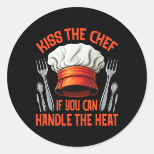 Sticker Rond Baiser de chef passionné de cuisine grillant fuman