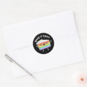 Sticker Rond Bake It Easy Funny Cake Pun Dark BG (Enveloppe)