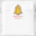 Sticker Rond Baked with Love Bell Christmas Sugar Cookie<br><div class="desc">Illustration originale d'un biscuit de Noël en forme de cloche. Personnalisez simplement avec votre nom pour un cadeau maison amusant! Cette conception est également disponible sur d'autres produits. Ne vois-tu pas ce que tu cherches ? Vous avez besoin d'aide pour la personnalisation ? Contactez Rebecca pour avoir quelque chose conçu...</div>