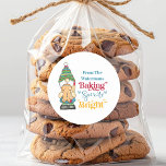 Sticker Rond Baking Spirits Bright Cookie Christmas Holiday<br><div class="desc">Partagez certains de vos biscuits de vacances préférés et traitez avec votre famille et vos amis. Inclure cette Baking Spirits Bright style typographie sur votre emballage de qualité. Dispose d'un joli gnome de Noël ou de fête tenant une personne pain gingembre et une épingle à rouler à la cuisson. Monogrammé...</div>