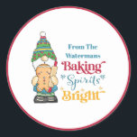 Sticker Rond Baking Spirits Bright Cookie Red Christmas<br><div class="desc">Partagez certains de vos biscuits de vacances préférés et traitez avec votre famille et vos amis. Inclure cette Baking Spirits Bright style typographie sur votre emballage de qualité. Dispose d'un joli gnome de Noël ou de fête tenant une personne pain gingembre et une épingle à rouler à la cuisson. Monogrammé...</div>