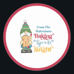 Sticker Rond Baking Spirits Bright Cookie Red Christmas<br><div class="desc">Partagez certains de vos biscuits de vacances préférés et traitez avec votre famille et vos amis. Inclure cette Baking Spirits Bright style typographie sur votre emballage de qualité. Dispose d'un joli gnome de Noël ou de fête tenant une personne pain gingembre et une épingle à rouler à la cuisson. Monogrammé...</div>