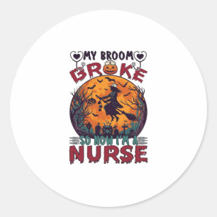 Sticker Rond Balai Infirmière Cassée Halloween Sorcière Pleine