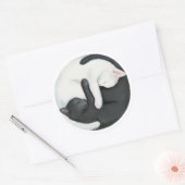 Sticker Rond Balancing Yin Yang Chats : Chatons noirs et blancs (Enveloppe)