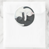 Sticker Rond Balancing Yin Yang Chats : Chatons noirs et blancs (Sac)