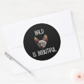 Sticker Rond Bald Est Belle Jolie Chat Sphynx Sans Cheveux (Enveloppe)