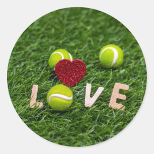 Sticker Rond Balle de tennis avec amour sur de l'herbe verte