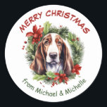 Sticker Rond Basset Hound Christmas Poinsettia Wreath<br><div class="desc">Ces jolis stickers Holiday présentent un beau portrait d'aquarelle d'un chien de Basset Hound. Le chien est encadré d'une toux de pin, de sainte, de baies rouges et de couronne de poinsettia. Votre texte personnalisé est en rouge et vert au-dessus et au-dessous de l'image. Idéal pour votre correspondance de Noël...</div>