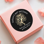 Sticker Rond Bat mitzvah Black Gold Foil Arbre de vie Script<br><div class="desc">Soyez fier, réjouissez-vous et présentez cette étape importante de votre Bat mitzvah préféré ! Utilisez ce sticker amusant, sophistiqué, personnalisé pour ajouter à sa journée spéciale. Un faux arbre graphique en feuille d'or avec l'étoile brillante de David et des "feuilles" de point, ainsi que le script de calligraphie de feuille...</div>