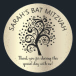 Sticker Rond Bat mitzvah Gold Foil Black Tree of Life Script<br><div class="desc">Soyez fier, réjouissez-vous et présentez cette étape importante de votre Bat mitzvah préféré ! Utilisez ce sticker amusant, sophistiqué, personnalisé pour ajouter à sa journée spéciale. Un arbre noir graphique avec l'étoile de David et un script de calligraphie "feuilles" et noir, superpose un point de parties scintillant or sophistiqué et...</div>