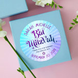 Sticker Rond Bat mitzvah Gras Rétro Boho bleu violet dégradé<br><div class="desc">Soyez fier, réjouissez-vous et présentez cette étape importante de votre Bat mitzvah préféré ! Utilisez cet autocollant personnalisé et rétro pour ajouter à sa journée spéciale. Une typographie violette et bleu marine amusante, tendance et audacieuse, avec une typographie sans serif moderne, recouvre un arrière - plan de rayons bleu clair...</div>