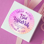 Sticker Rond Bat mitzvah Gras Rétro Boho rose orange dégradé<br><div class="desc">Soyez fier, réjouissez-vous et présentez cette étape importante de votre Bat mitzvah préféré ! Utilisez cet autocollant personnalisé et rétro pour ajouter à sa journée spéciale. Une typographie rose et violette foncée et amusante, tendance et audacieuse, avec une typographie sans serif moderne, recouvre un arrière - plan de rayons orange...</div>