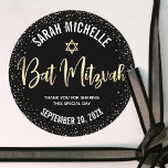 Sticker Rond Bat mitzvah moderne Black Gold Parties scintillant<br><div class="desc">Soyez fier, réjouissez-vous et célébrez cette étape de votre Bat mitzvah préféré chaque fois que vous utilisez cet autocollant sophistiqué et personnalisé! Écriture manuscrite en faux feuille or brillant, une Étoile de David et de minuscules points de parties scintillant en confetti, avec typographie sans serif blanche et audacieuse, superposent un...</div>