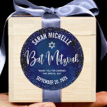 Sticker Rond Bat mitzvah Moderne Marine Bleu Parties scintillan<br><div class="desc">Soyez fier, réjouissez-vous et célébrez cette étape de votre Bat mitzvah préféré chaque fois que vous utilisez cet autocollant sophistiqué et personnalisé! Écriture manuscrite en faux feuille d'argent brillant, une Étoile de David et de minuscules points de parties scintillant en confetti, avec une typographie sans serif blanche et audacieuse, superposent...</div>