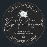 Sticker Rond Bat mitzvah noir Argent Script Floral Aquarelle<br><div class="desc">Soyez fier, réjouissez-vous et célébrez cette étape de votre Bat mitzvah préféré chaque fois que vous utilisez cet autocollant sophistiqué et personnalisé! Une aquarelle florale chic, étonnante, blanche et faux argent parties scintillant, un faux film d'argent écrit à la main script et Star of David, ainsi que la typographie blanche...</div>
