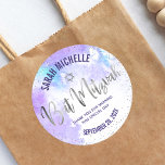 Sticker Rond Bat mitzvah Purple Aquarelle Silver Foil Script<br><div class="desc">Soyez fier, réjouissez-vous et célébrez cette étape importante de votre Bat mitzvah préféré ! Utilisez ce faux film d'argent brillant, moderne et étonnant, Étoile de David et de minuscules points contre un arrière - plan d'aquarelle violet clair pour ajouter à sa journée spéciale. Personnalisez le texte personnalisé avec son nom...</div>