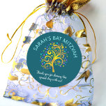 Sticker Rond Bat mitzvah Turquoise Blue Gold Foil Arbre de vie<br><div class="desc">Soyez fier, réjouissez-vous et présentez cette étape importante de votre Bat mitzvah préféré ! Utilisez ce sticker amusant, sophistiqué, personnalisé pour ajouter à sa journée spéciale. Un superbe arbre à feuille d'or imitation graphique avec brillant turquoise, turquoise, violet et bleu Star de David et point "feuilles" recouvre un arrière -...</div>