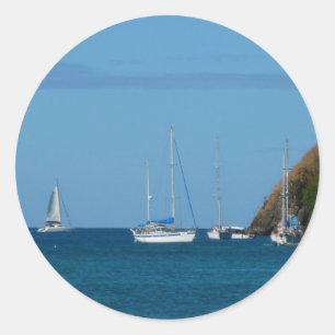 Sticker Rond Bateaux à voile dans la baie Blancs et Bleus Nauti