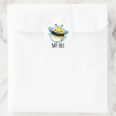 Sticker Rond Bay-bee Funny Baby Bee Pun (Sac)