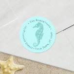 Sticker Rond Beach Christmas Seahorse Aqua Round Return Adresse<br><div class="desc">Cette étiquette d'adresse de retour de Noël côtière comporte un hippocampe à parties scintillant bleu aqua sur un arrière - plan bleu aqua plus clair. *Si vous souhaitez que ce design soit disponible sur d'autres produits ou si vous avez besoin d'aide,  veuillez me contacter par l'intermédiaire de Zazzle Conversation.</div>