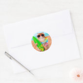 Sticker Rond Beau chat surfeur sur la plage (Enveloppe)