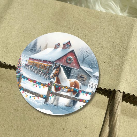 Sticker Rond Beau cheval sur une ferme de Noël