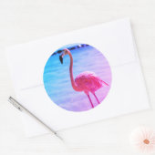 Sticker Rond Beau Flamant rose dans l'eau sur une plage (Enveloppe)