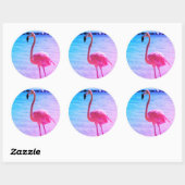 Sticker Rond Beau Flamant rose dans l'eau sur une plage (Feuille)