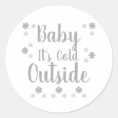 Sticker Rond Bébé Il fait froid dehors (Devant)