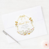 Sticker Rond Bébé jaune en Merci de boue fleurie (Enveloppe)