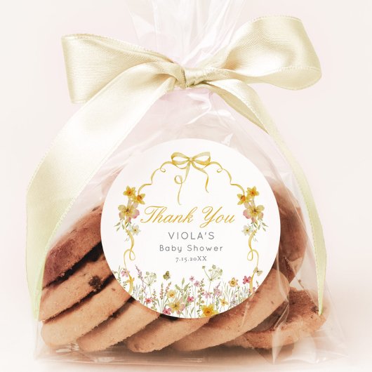 Sticker Rond Bébé jaune en Merci de boue fleurie