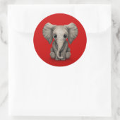 Sticker Rond Bébé mignon Eléphant Calf assis, Rouge (Sac)