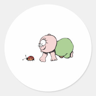 Sticker Rond Bébé Mignon Pourchassant une coccinelle
