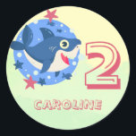Sticker Rond Bébé requin enfants à tout âge anniversaire poisso<br><div class="desc">Deux ans / toute fille d'âge jaune vert d'anniversaire sous la mer bébé requin cadeau envelopper ou sceller drôle mignon autocollant de faveur avec un petit requin nageant sous l'eau avec le poisson et les étoiles rouges.                   Facile à personnaliser avec le nom et l'âge de votre enfant.</div>