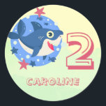 Sticker Rond Bébé requin enfants à tout âge anniversaire poisso<br><div class="desc">Deux ans / toute fille d'âge jaune vert d'anniversaire sous la mer bébé requin cadeau envelopper ou sceller drôle mignon autocollant de faveur avec un petit requin nageant sous l'eau avec le poisson et les étoiles rouges.                   Facile à personnaliser avec le nom et l'âge de votre enfant.</div>