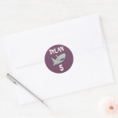 Sticker Rond Bébé requin rose anniversaire (Enveloppe)