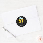 Sticker Rond Bee-lieve in Yourself Funny Bee Pun Dark BG (Enveloppe)
