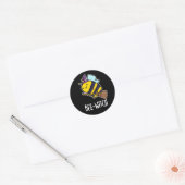 Sticker Rond Bee-sorcière Funny Bee Pun Dark BG (Enveloppe)