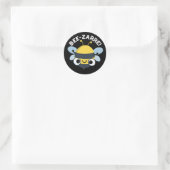 Sticker Rond Bee-zarre Funny Bizarre Bee Pun Dark BG (Sac)