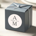 Sticker Rond beige élégant, initiales modernes, mariage merci<br><div class="desc">Ces stickers de faveur de mariage ajoutent une touche personnalisée à votre journée spéciale avec leur design élégant et simple. Avec les initiales de la mariée et du marié dans une police moderne et minimaliste, ces autocollants complètent sans effort tout thème mariage et conviennent à toutes les saisons. Les initiales...</div>