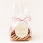 Sticker Rond Beige & Faux Gold Wedding Favoriser<br><div class="desc">Présentant un autocollant élégant et moderne de faveur de mariage présente un faux Merci métallique brillant sur un arrière - plan bleu poussiéreux, ajoutant une touche élégante et personnelle à vos faveurs de mariage. Customisez avec vos noms et votre date de mariage pour créer un souvenir unique pour vos invités....</div>