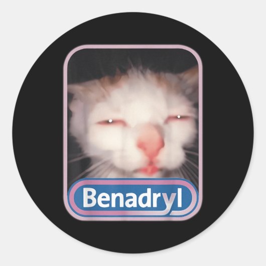 Sticker Rond Benadryl Meme Cat Benny Cute & Drôle (Devant)
