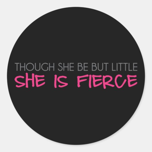 Sticker Rond Bien Qu'Elle Soit Si Petite Elle Est Fierce (Devant)