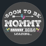Sticker Rond Bientôt être maman 2024 Chargement<br><div class="desc">Bientôt Be Mommy 2024 Chargement Promoted to Mommy Funny Crew Graphic design Cadeau Classic Round Stickers Classic Collection.</div>